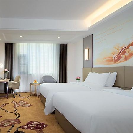 Vienna Hotels Jinghong Exterior photo